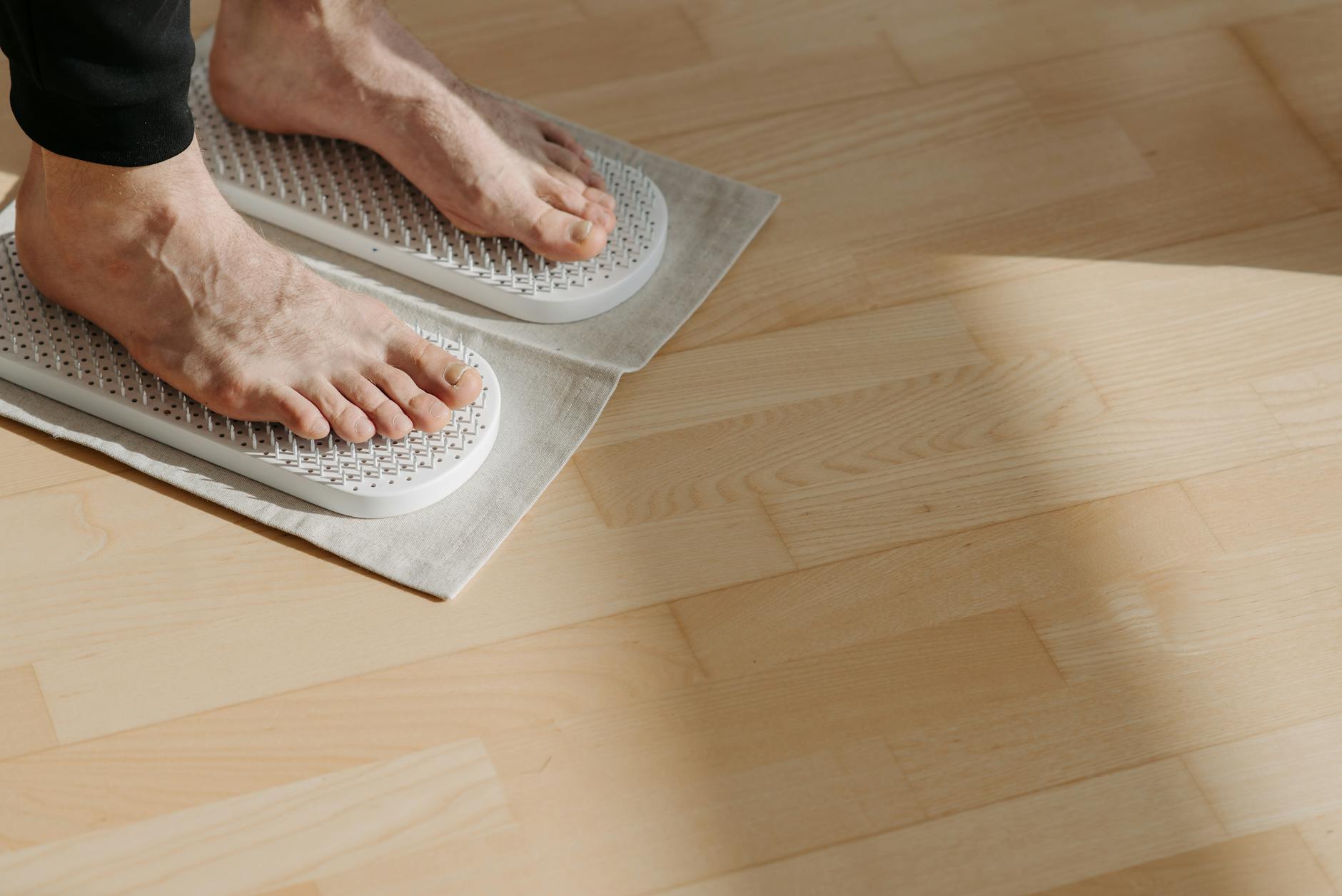 Foot Exercises for Pain Relief – Starting Position Bare feet on a wooden floor demonstrating foot awareness and mindful exercise positioning