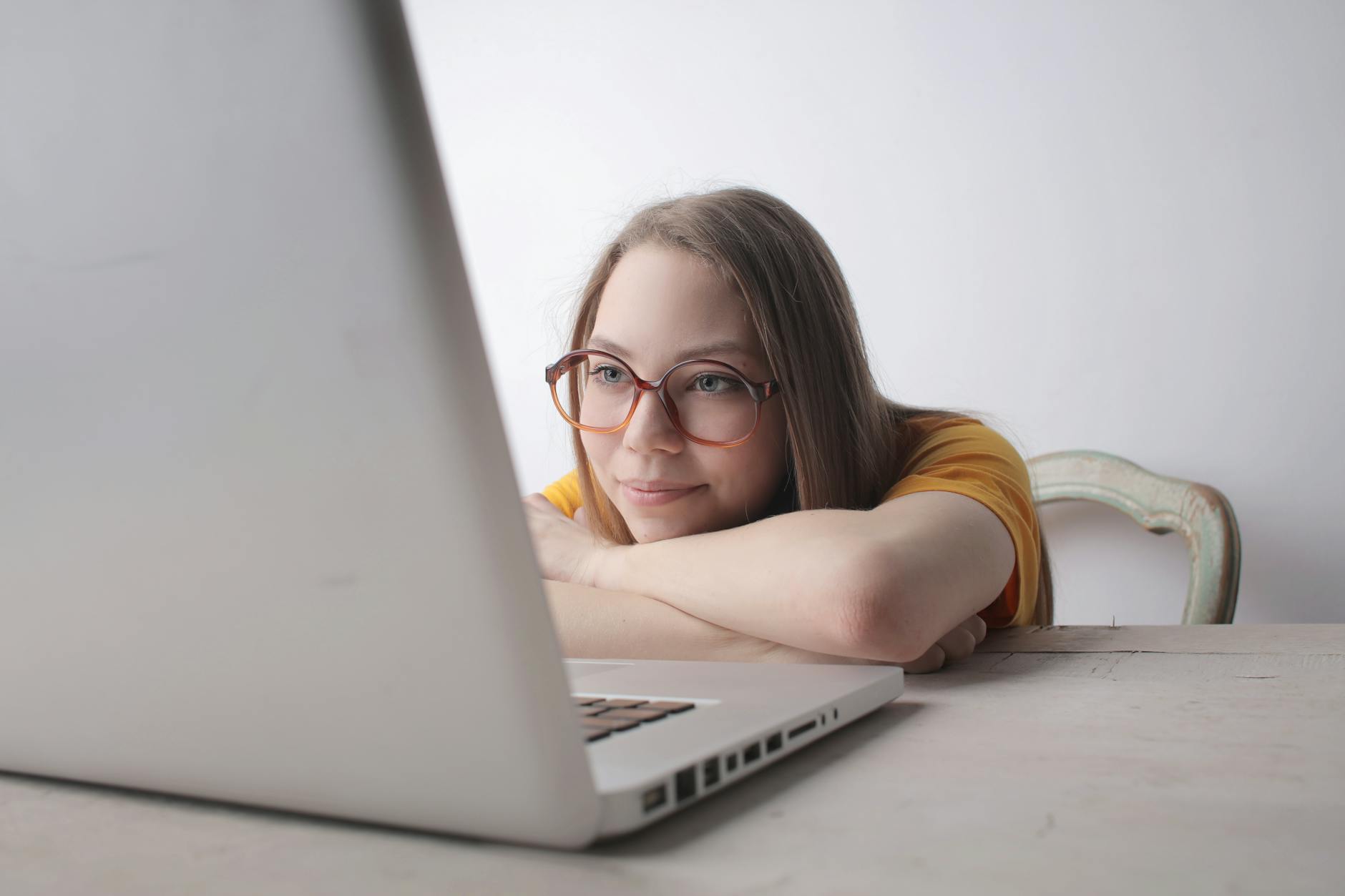 Sedentary Lifestyle and Poor Leg Circulation 2026 Woman sitting at a desk with a laptop, illustrating a sedentary lifestyle that contributes to poor leg circulation