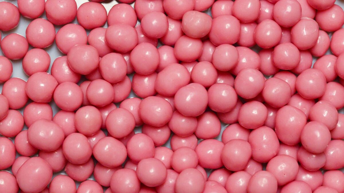 Gum and mints are among the most effective delivery methods for xylitol benefits for teeth Close-up of round sugar-free mints representing xylitol gum and mint delivery methods